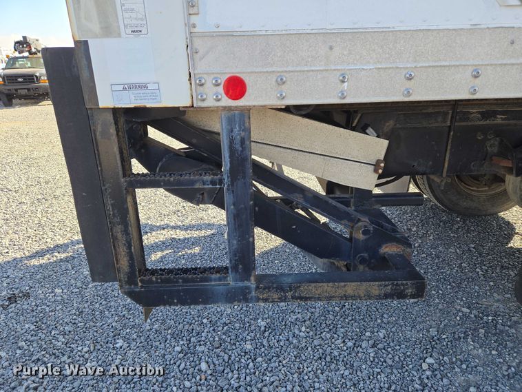 image for item ET5256 2002 Freightliner FL70 box truck