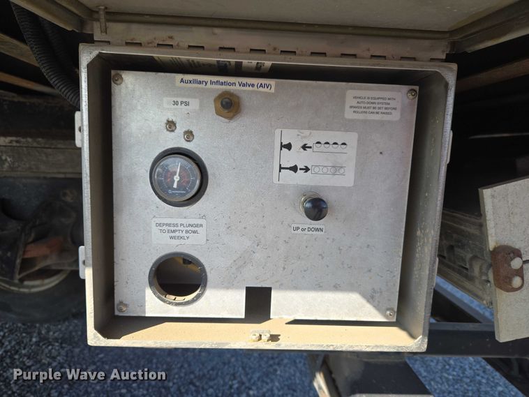 image for item ET5256 2002 Freightliner FL70 box truck