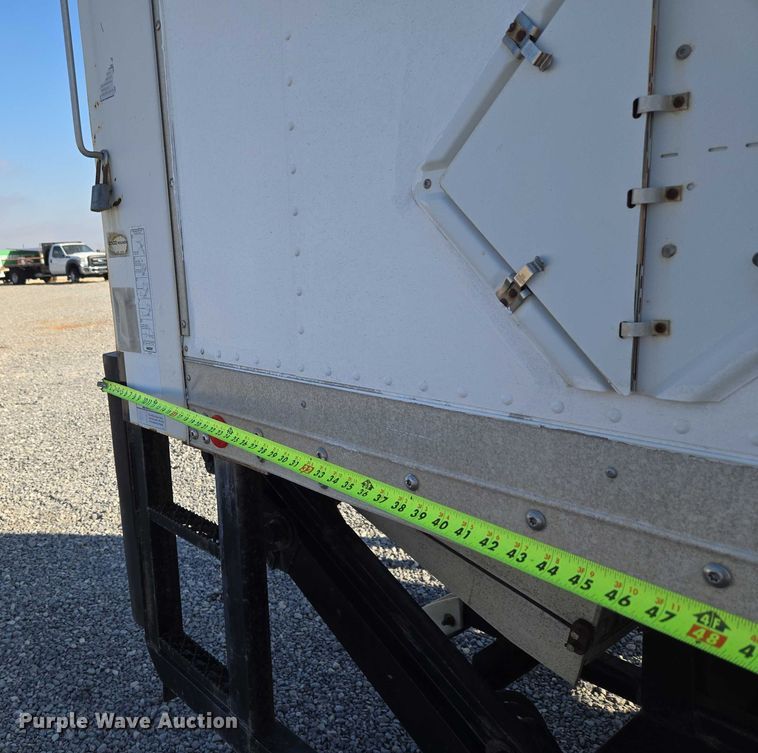 image for item ET5256 2002 Freightliner FL70 box truck