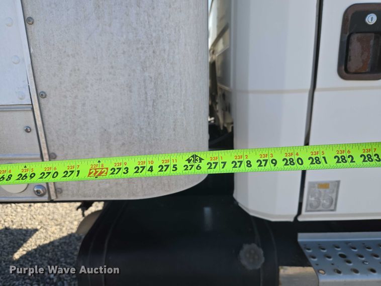 image for item ET5256 2002 Freightliner FL70 box truck