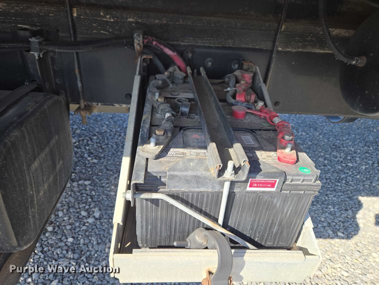 image for item ET5256 2002 Freightliner FL70 box truck