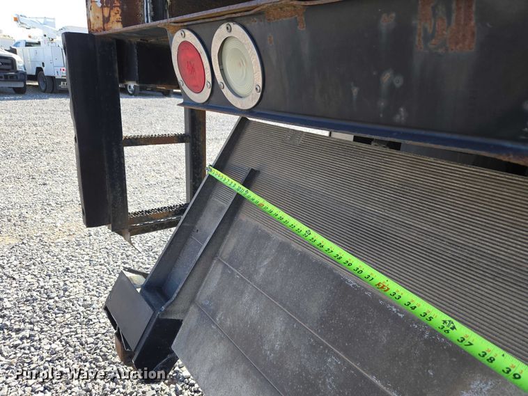 image for item ET5256 2002 Freightliner FL70 box truck