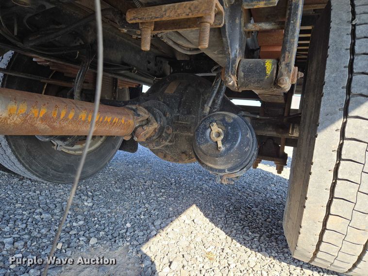 image for item ET5256 2002 Freightliner FL70 box truck