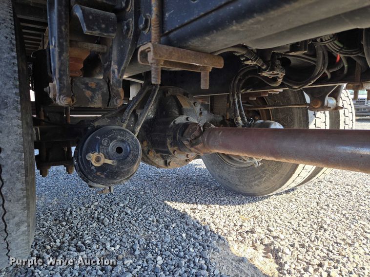 image for item ET5256 2002 Freightliner FL70 box truck