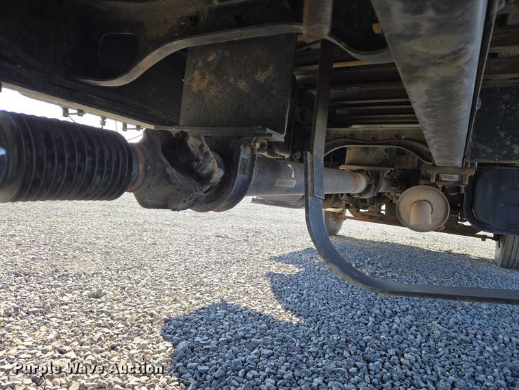 image for item ET5256 2002 Freightliner FL70 box truck