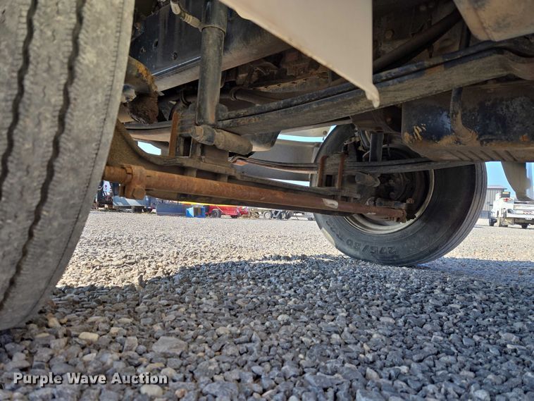 image for item ET5256 2002 Freightliner FL70 box truck