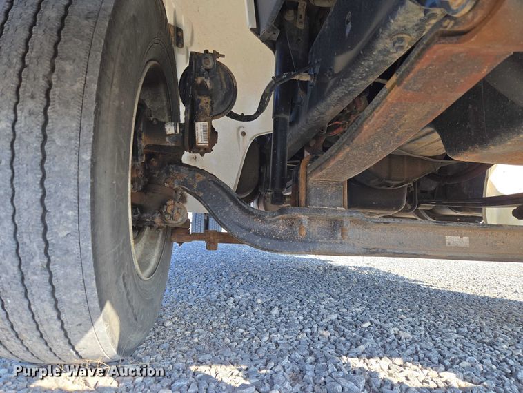 image for item ET5256 2002 Freightliner FL70 box truck