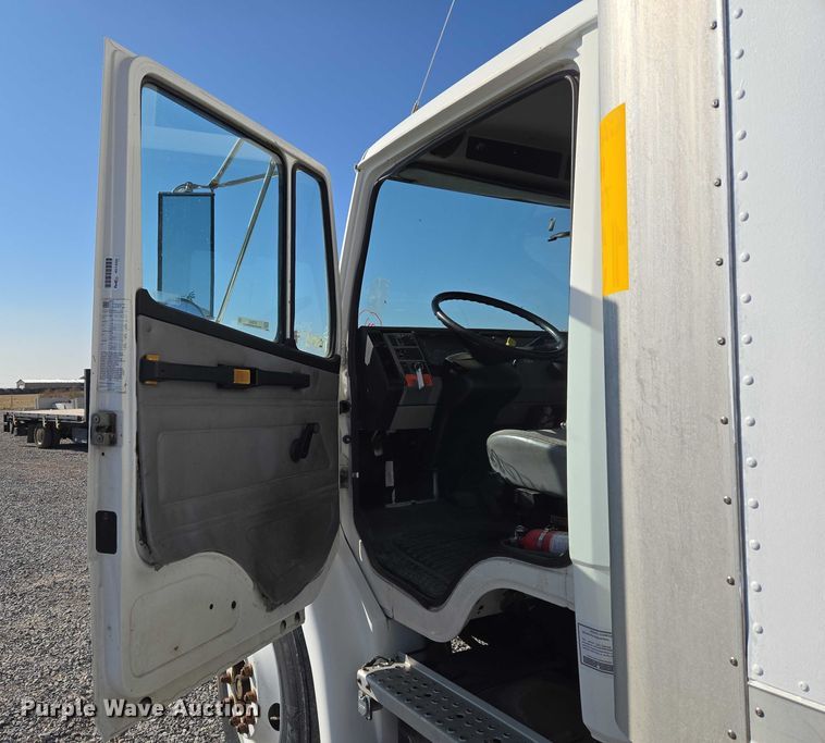 image for item ET5256 2002 Freightliner FL70 box truck