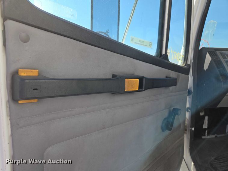 image for item ET5256 2002 Freightliner FL70 box truck