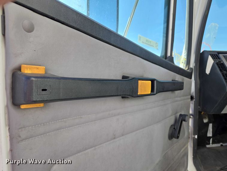 image for item ET5256 2002 Freightliner FL70 box truck