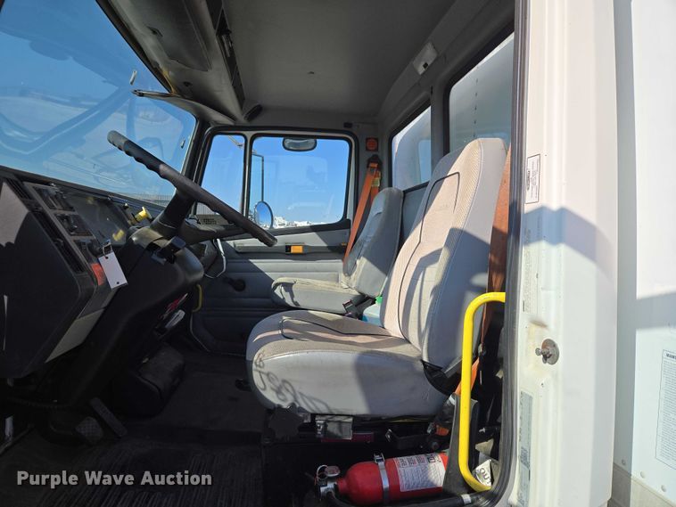 image for item ET5256 2002 Freightliner FL70 box truck