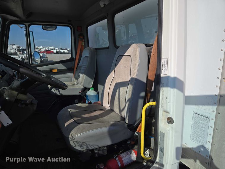 image for item ET5256 2002 Freightliner FL70 box truck