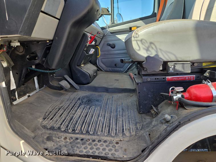 image for item ET5256 2002 Freightliner FL70 box truck