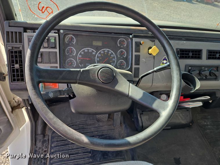 image for item ET5256 2002 Freightliner FL70 box truck