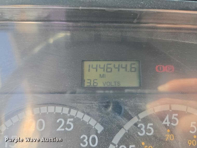 image for item ET5256 2002 Freightliner FL70 box truck