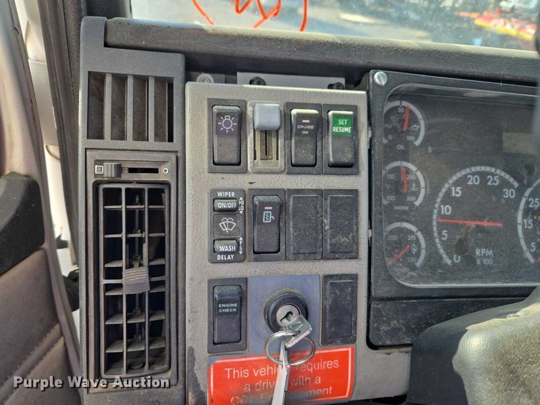 image for item ET5256 2002 Freightliner FL70 box truck