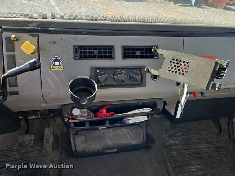 image for item ET5256 2002 Freightliner FL70 box truck