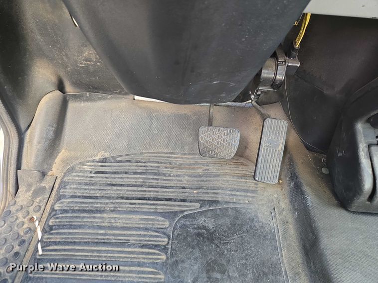 image for item ET5256 2002 Freightliner FL70 box truck