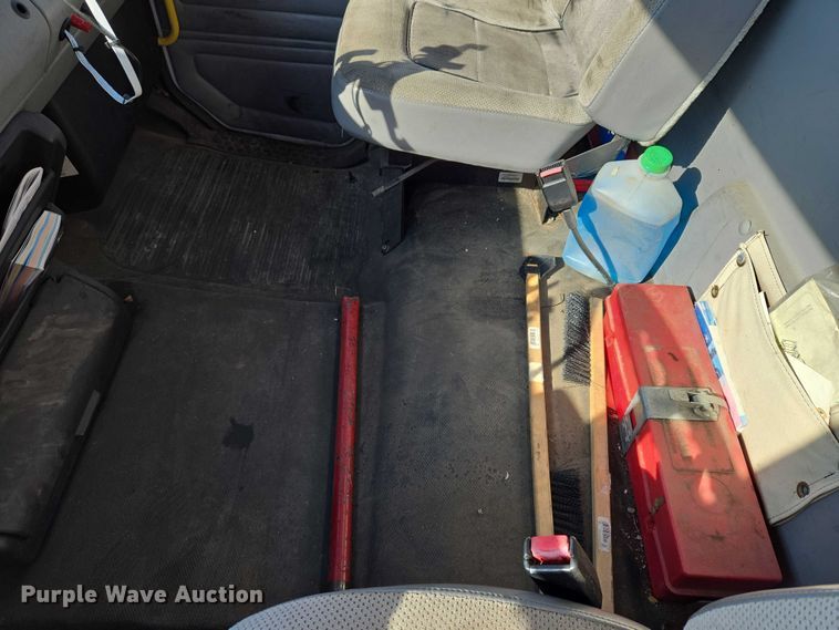 image for item ET5256 2002 Freightliner FL70 box truck