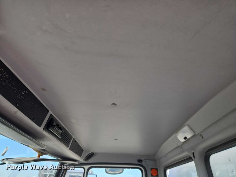 image for item ET5256 2002 Freightliner FL70 box truck