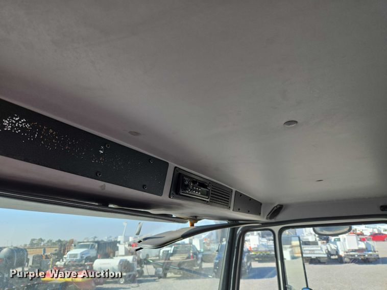 image for item ET5256 2002 Freightliner FL70 box truck