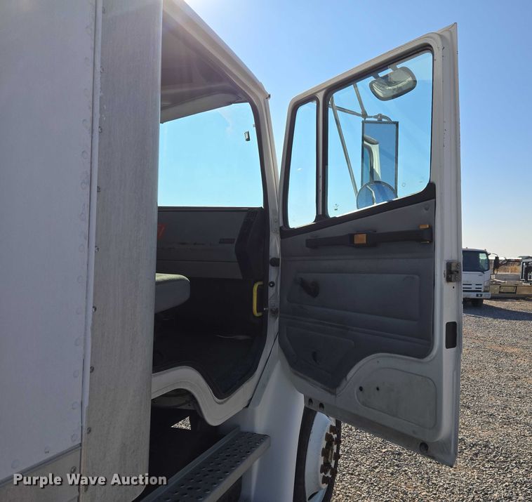 image for item ET5256 2002 Freightliner FL70 box truck