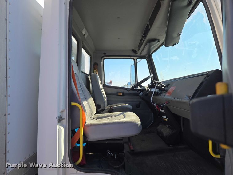 image for item ET5256 2002 Freightliner FL70 box truck
