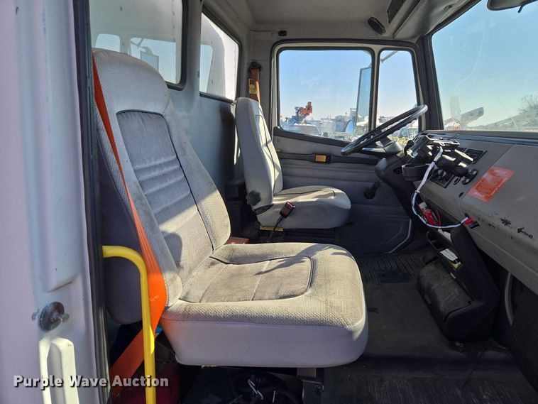 image for item ET5256 2002 Freightliner FL70 box truck
