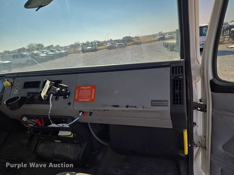 image for item ET5256 2002 Freightliner FL70 box truck