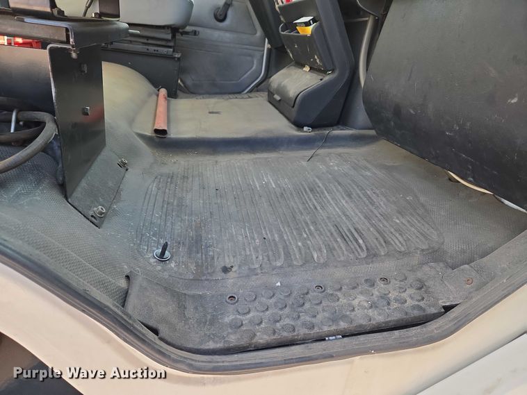 image for item ET5256 2002 Freightliner FL70 box truck