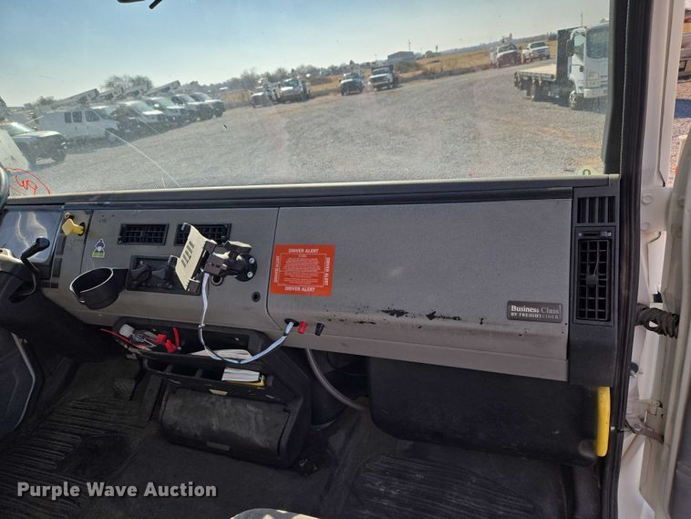 image for item ET5256 2002 Freightliner FL70 box truck