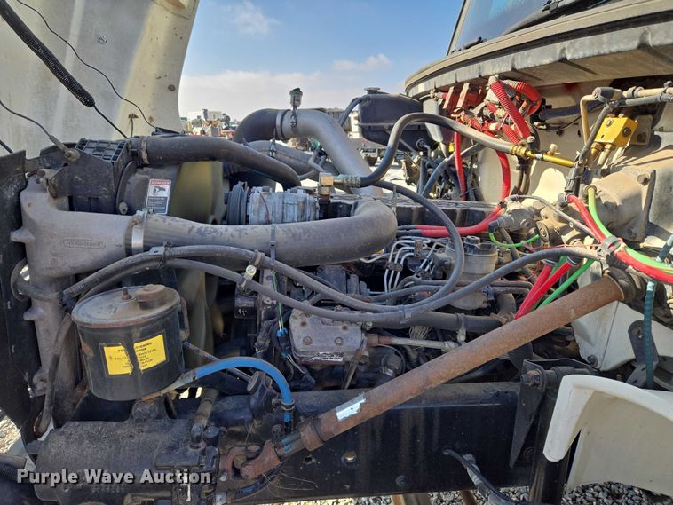 image for item ET5256 2002 Freightliner FL70 box truck