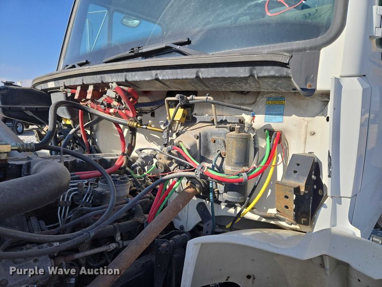 image for item ET5256 2002 Freightliner FL70 box truck