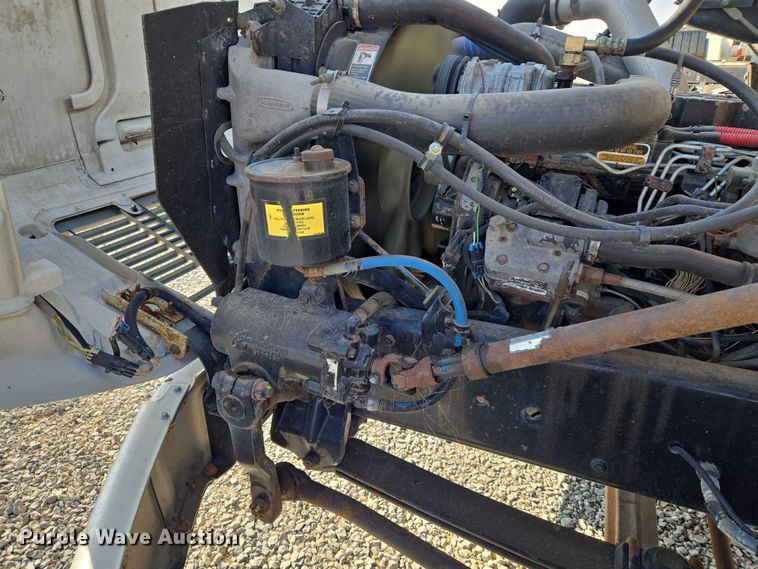 image for item ET5256 2002 Freightliner FL70 box truck