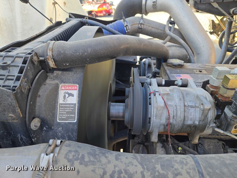 image for item ET5256 2002 Freightliner FL70 box truck