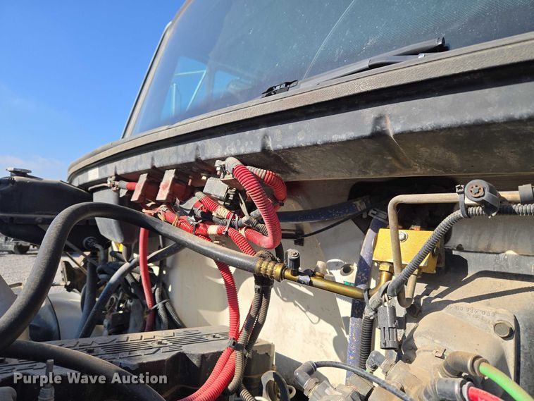 image for item ET5256 2002 Freightliner FL70 box truck