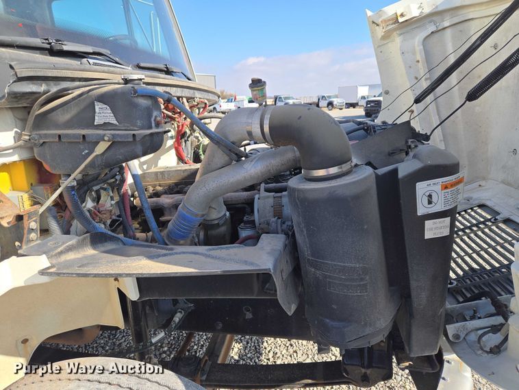 image for item ET5256 2002 Freightliner FL70 box truck