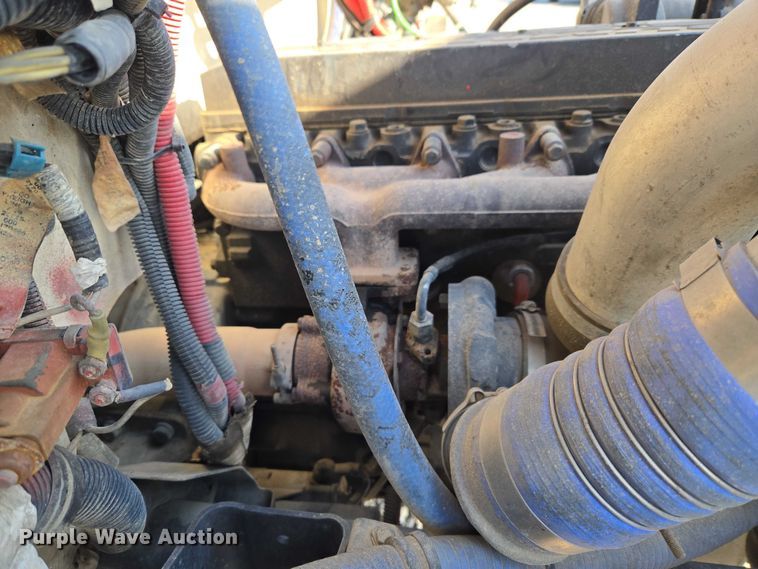 image for item ET5256 2002 Freightliner FL70 box truck