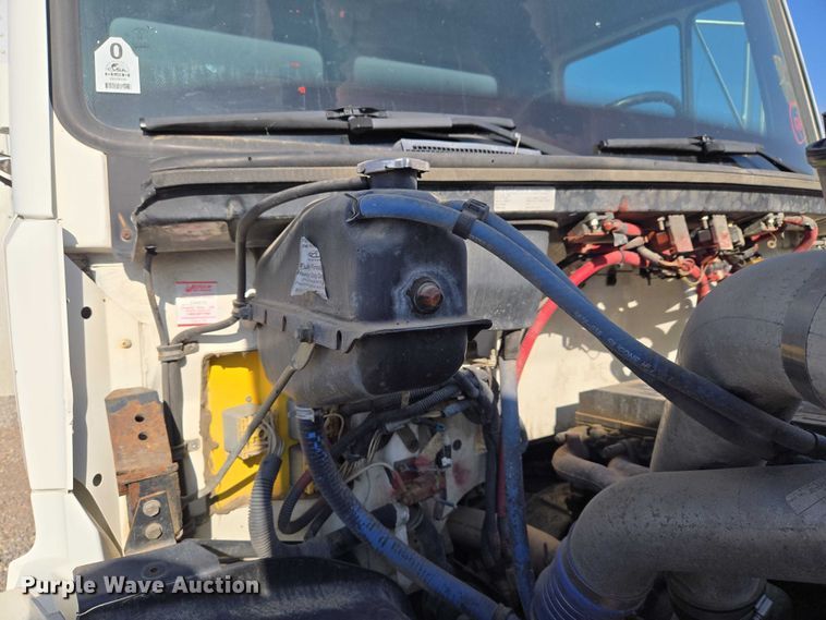 image for item ET5256 2002 Freightliner FL70 box truck