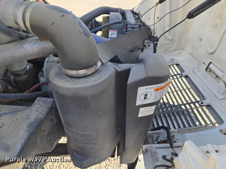 image for item ET5256 2002 Freightliner FL70 box truck