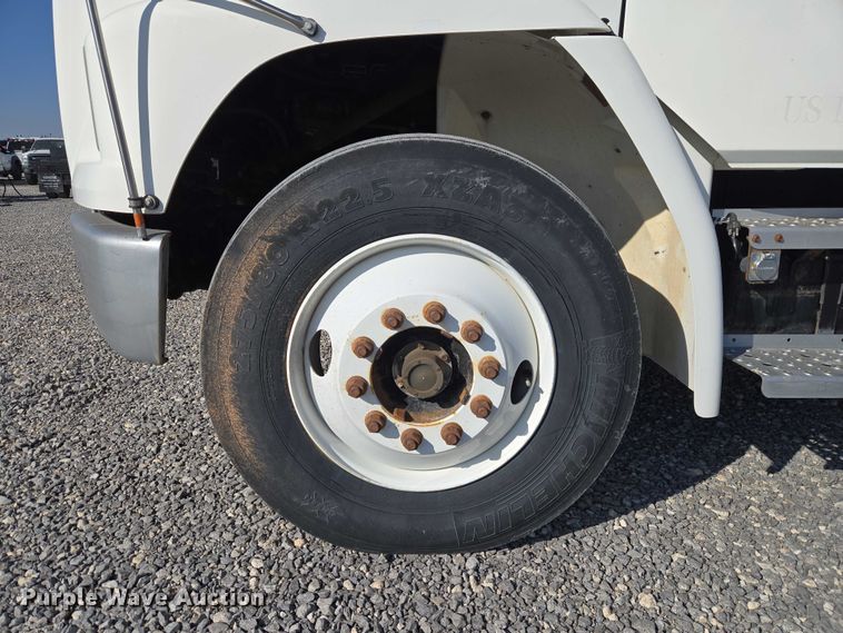 image for item ET5256 2002 Freightliner FL70 box truck