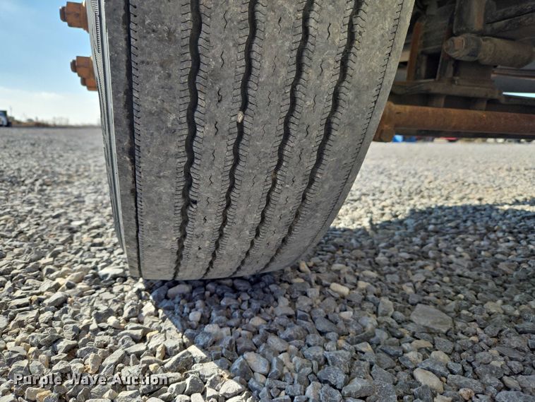 image for item ET5256 2002 Freightliner FL70 box truck