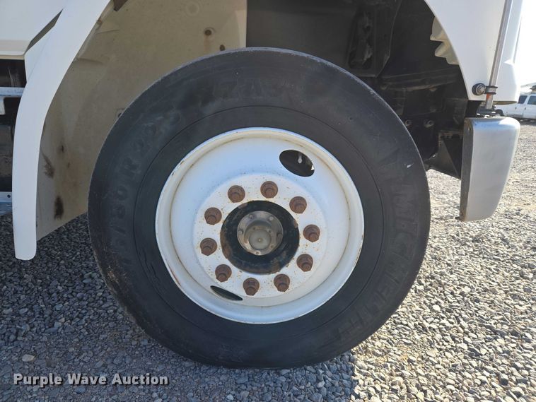 image for item ET5256 2002 Freightliner FL70 box truck