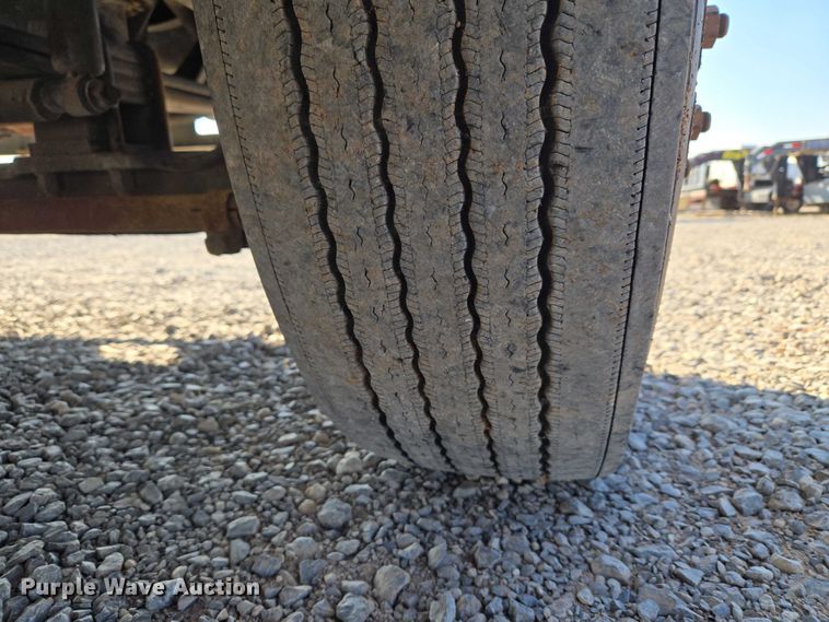 image for item ET5256 2002 Freightliner FL70 box truck