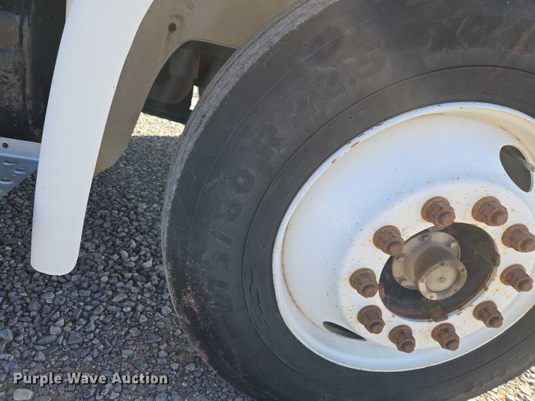 image for item ET5256 2002 Freightliner FL70 box truck