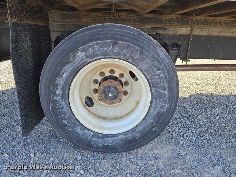 image for item ET5256 2002 Freightliner FL70 box truck