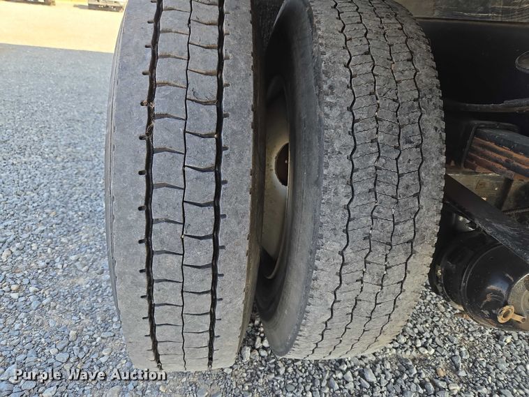 image for item ET5256 2002 Freightliner FL70 box truck