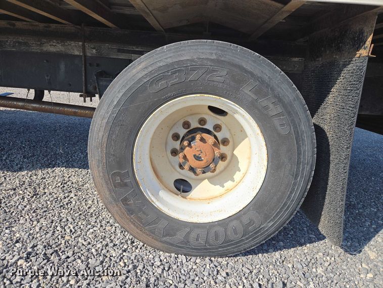 image for item ET5256 2002 Freightliner FL70 box truck