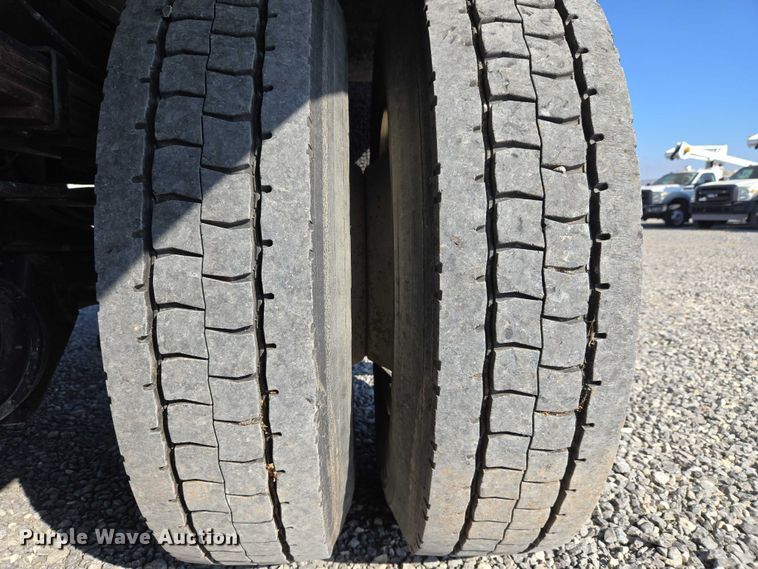 image for item ET5256 2002 Freightliner FL70 box truck