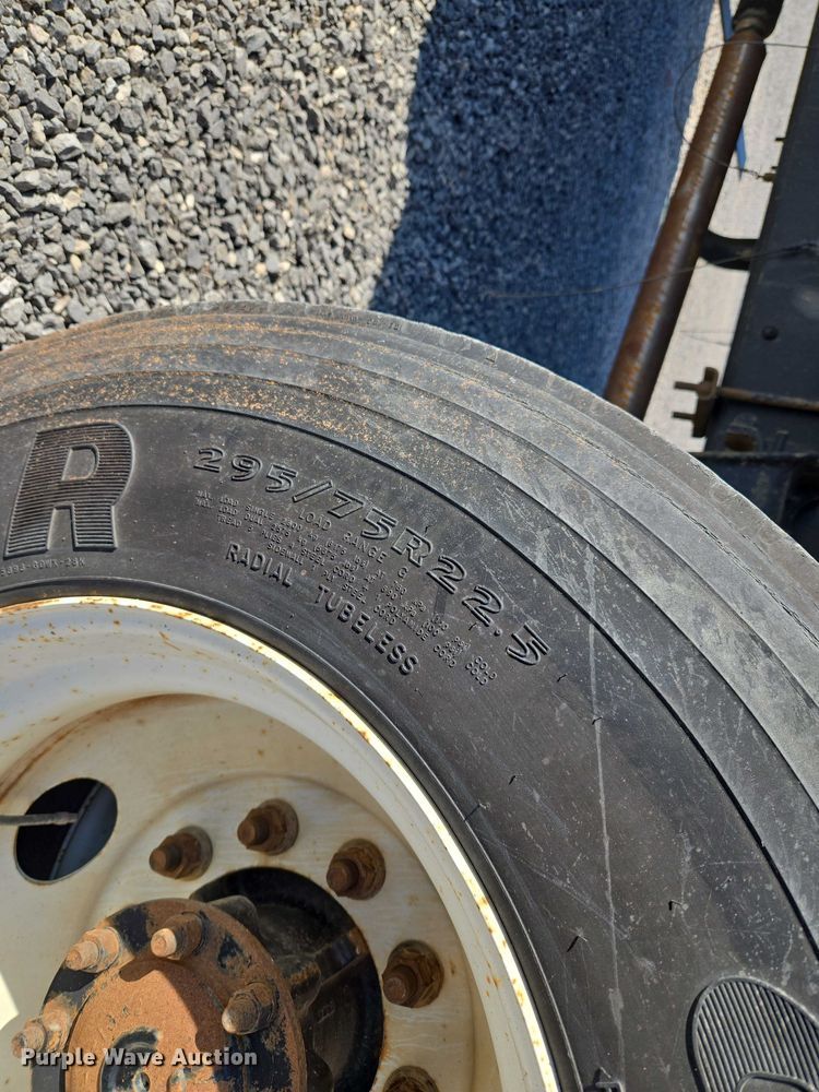 image for item ET5256 2002 Freightliner FL70 box truck